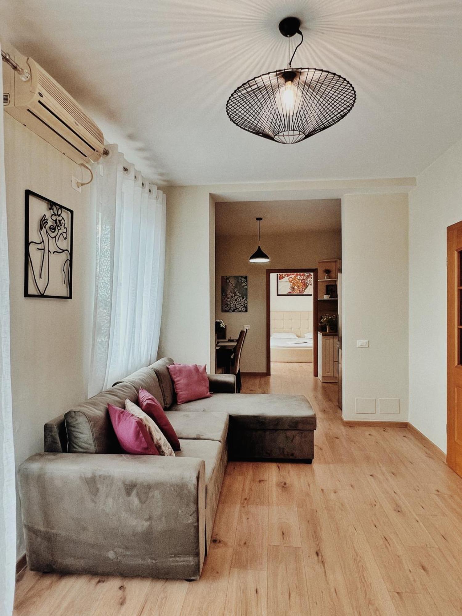 Cozy Rooftop Apartment - Your Home, Away From Home! Tirana Exterior foto